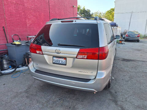 2004 Toyota Sienna LE 8 Passenger