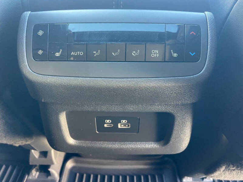 2022 Nissan Pathfinder SL