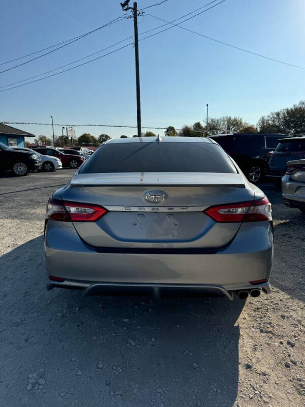 2019 Toyota Camry SE photo 5