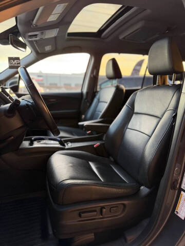 2021 Honda Pilot Touring w/Rear Captain's Chairs