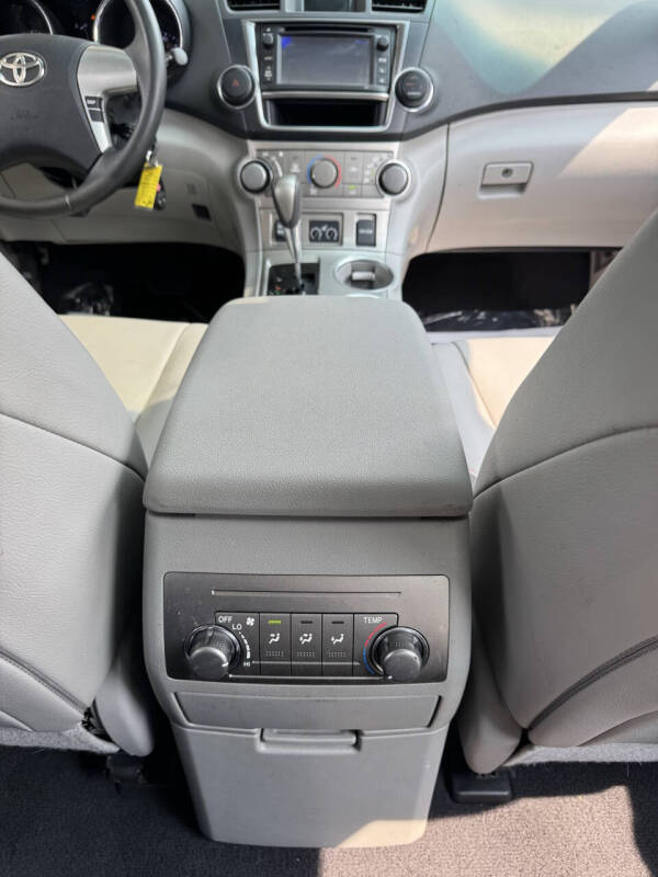 2013 Toyota Highlander SE