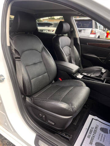 2017 Kia Cadenza Technology