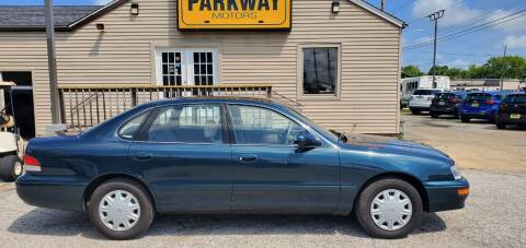 1996 Toyota Avalon for sale at Parkway Motors in Springfield IL