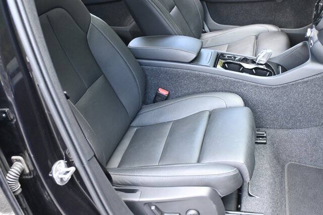 2025 Volvo XC40 B5 Plus Dark Theme