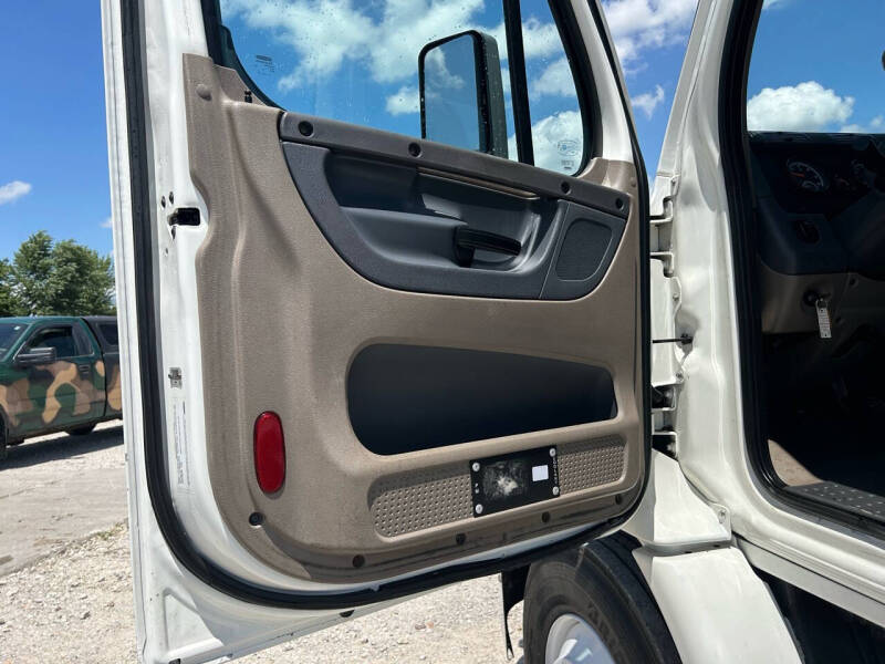 2016 Freightliner Cascadia 113 Semi Truck