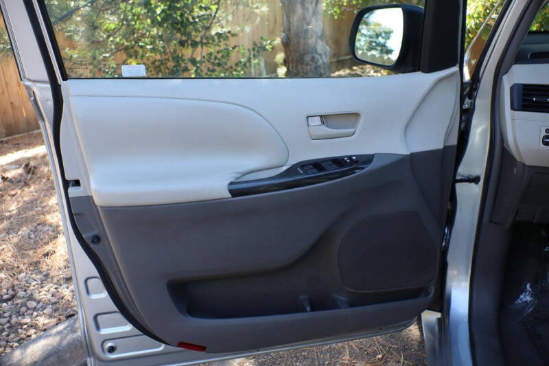2011 Toyota Sienna LE 7-Passenger Auto Access Seat