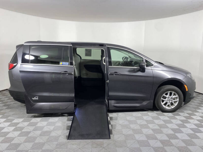 2022 Chrysler Voyager LX