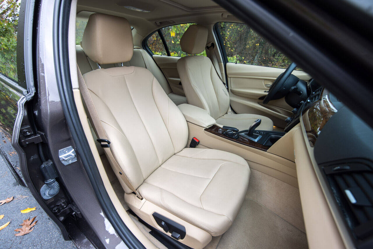 2015 BMW 3 Series 12