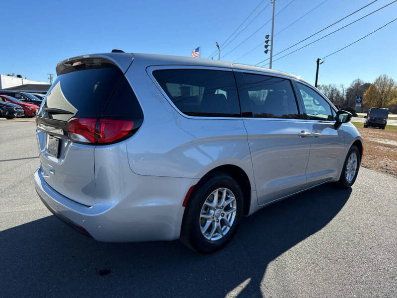 2026 Chrysler Voyager LX