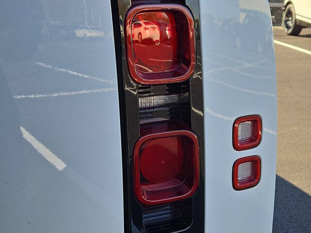 2024 Land Rover Defender 110 P400 X-Dynamic SE