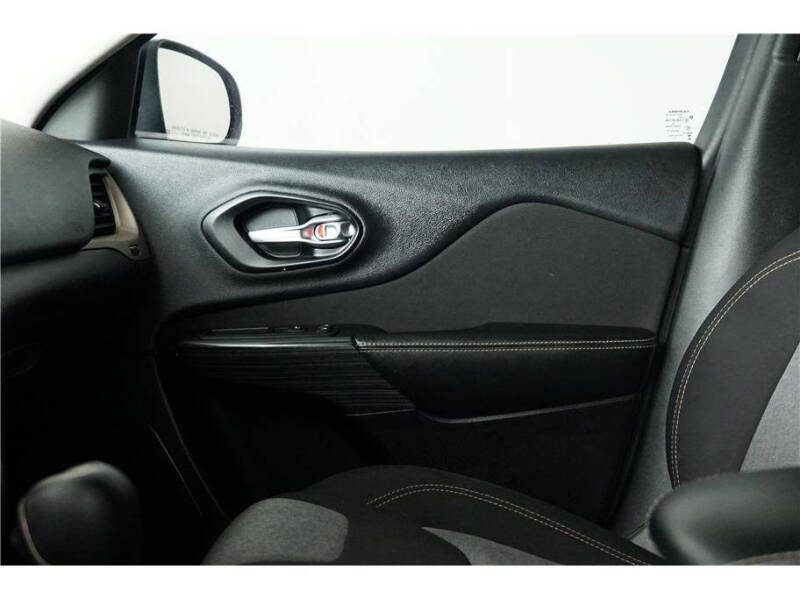 2016 Jeep Cherokee Sport