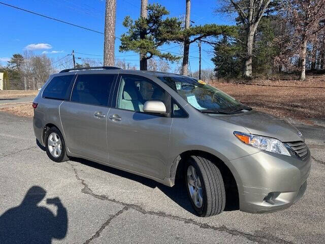 2015 Toyota Sienna LE photo 9