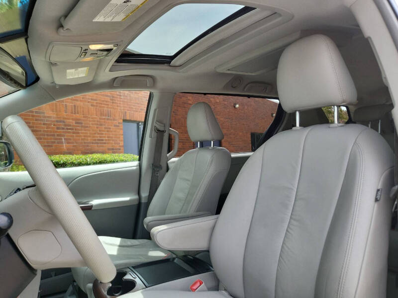 2011 Toyota Sienna XLE 7-Passenger Auto Access Seat