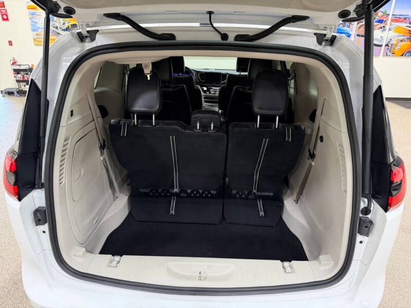 2023 Chrysler Pacifica Plug-In Hybrid Touring L