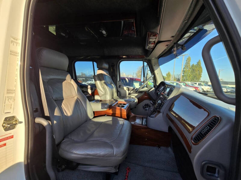 2005 Freightliner M2 106