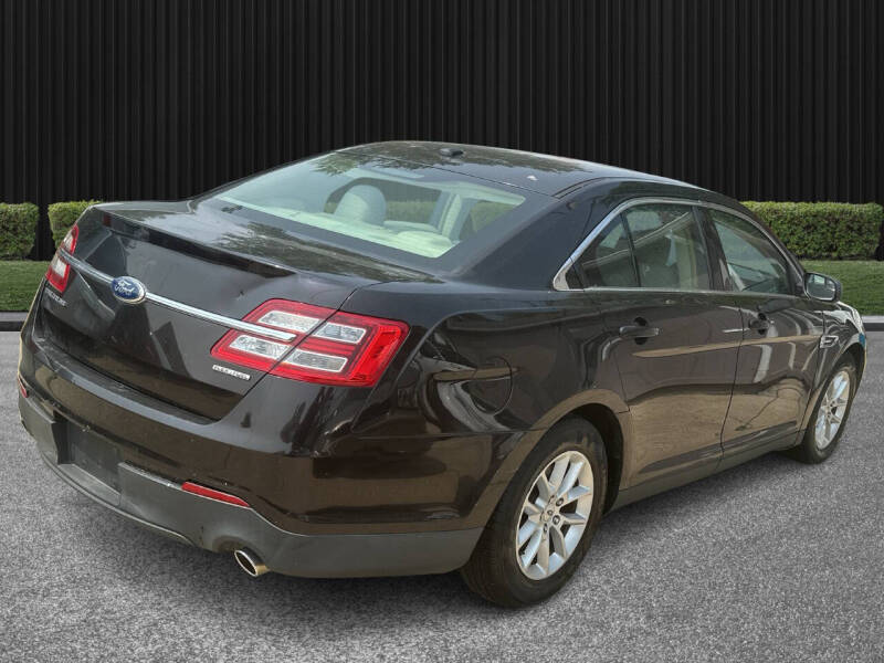 2013 Ford Taurus SE