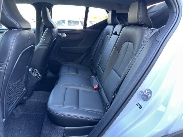 2025 Volvo XC40 B5 Core Bright Theme