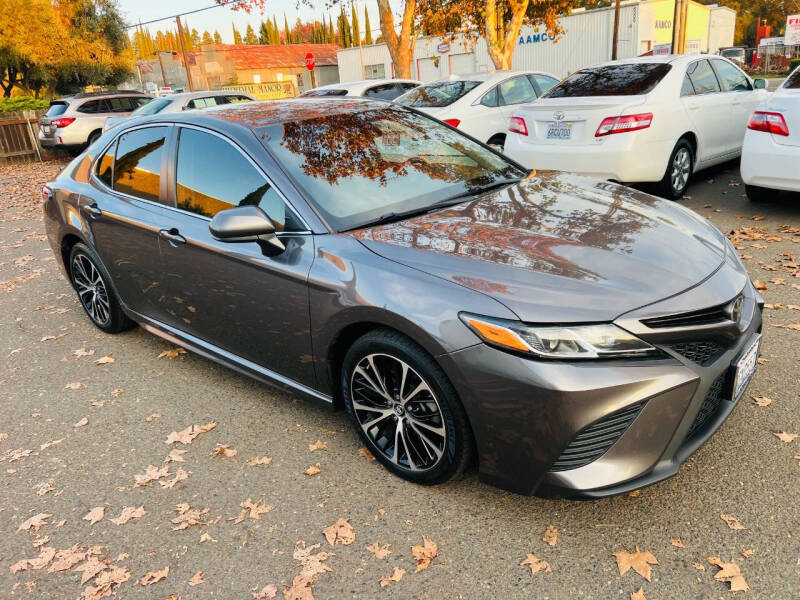 2019 Toyota Camry SE photo 2