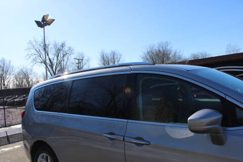 2017 Chrysler Pacifica Touring-L Plus