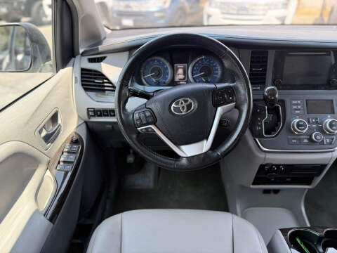 2017 Toyota Sienna XLE Premium 8-Passenger