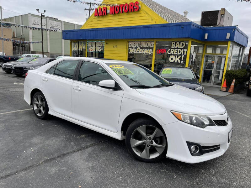 2014 Toyota Camry SE photo 2