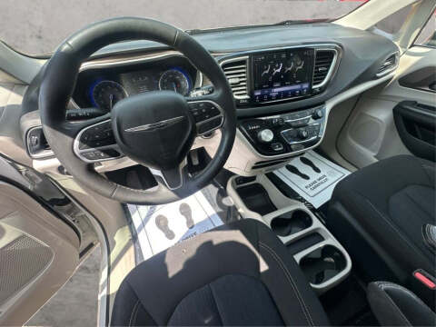 2022 Chrysler Voyager LX