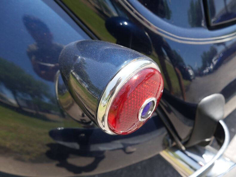 1937 Ford Deluxe