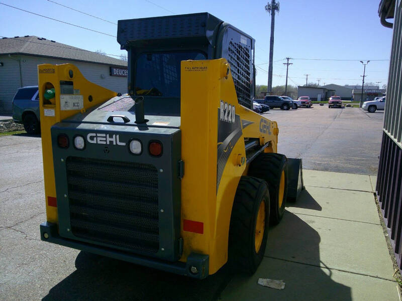 2016 GEHL R220