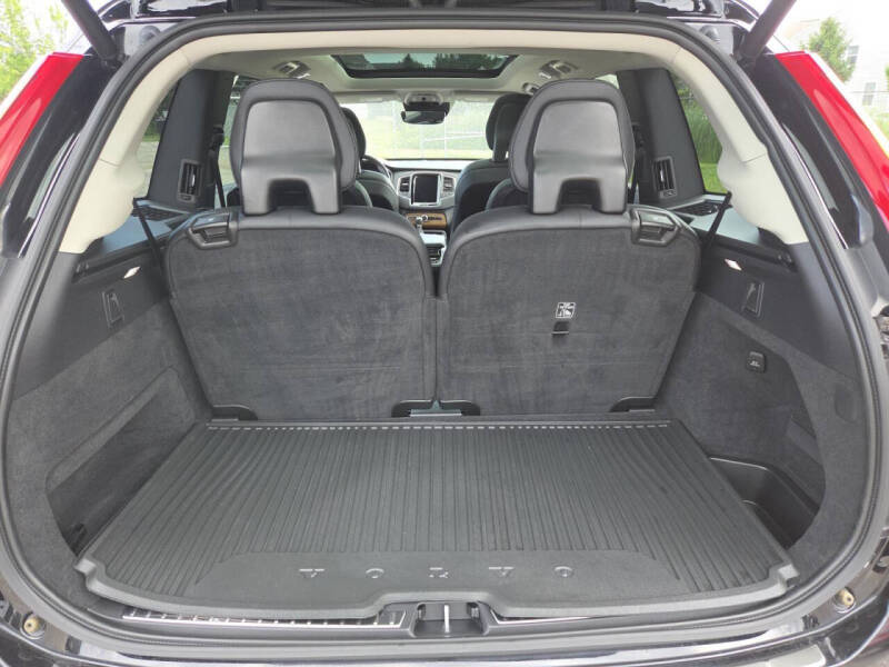 2022 Volvo XC90 T6 Momentum 6-Passenger