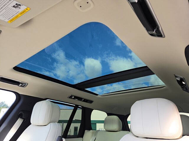 2025 Land Rover Range Rover P550e SE