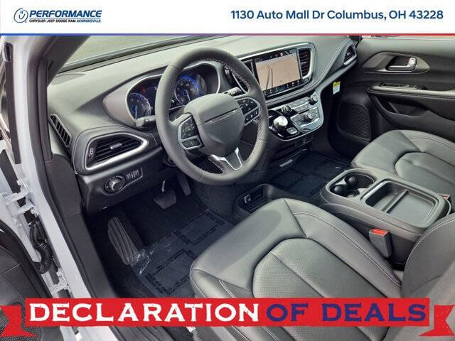 2027 Chrysler Pacifica Select