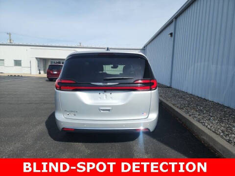 2026 Chrysler Pacifica Select