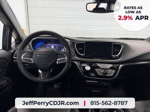 2027 Chrysler Pacifica Select