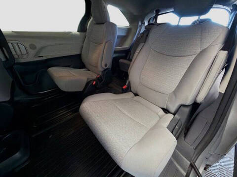 2022 Toyota Sienna LE 8-Passenger