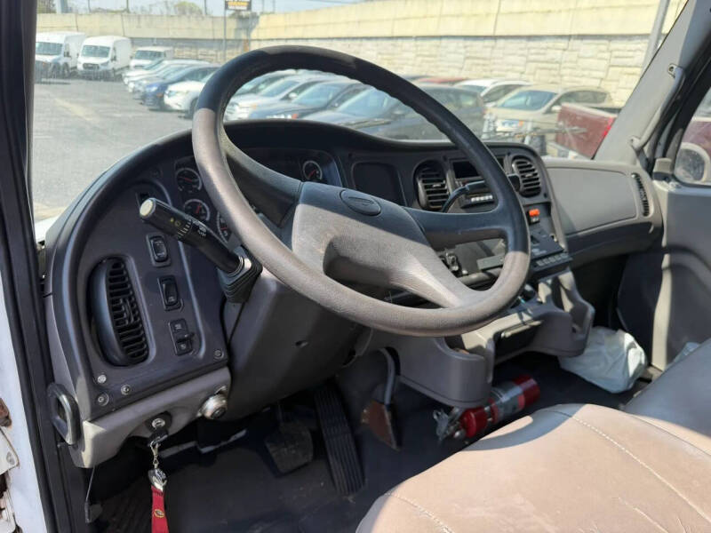 2005 Freightliner M2 106