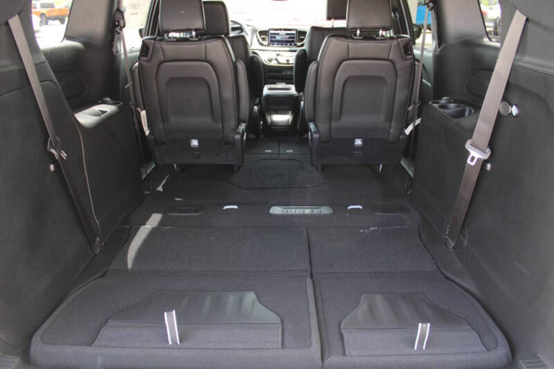 2027 Chrysler Pacifica Select