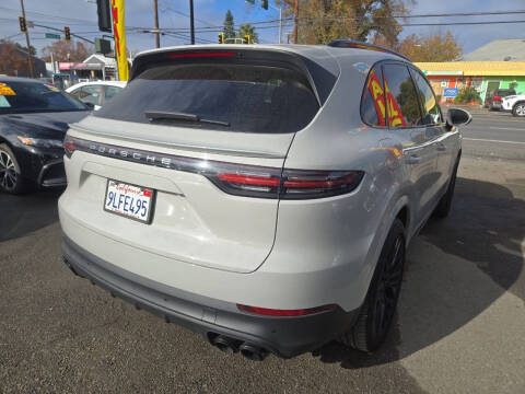 2022 Porsche Cayenne E-Hybrid Platinum Edition