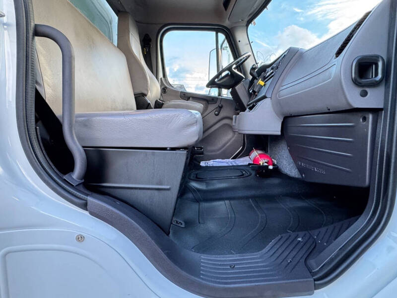 2023 Freightliner M2 106