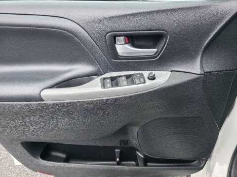 2016 Toyota Sienna SE 8-Passenger