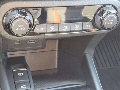 2021 Nissan Kicks SR