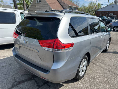 2013 Toyota Sienna LE 8-Passenger