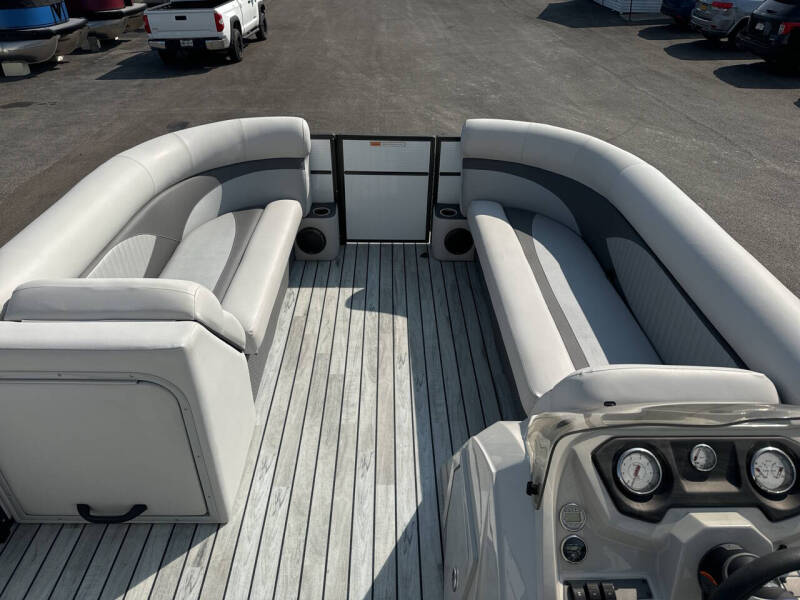 2017 Crest II 230 SLC