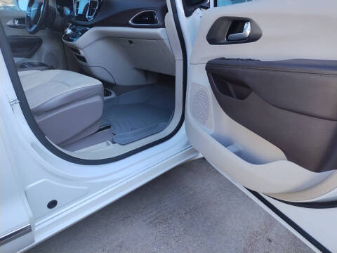 2017 Chrysler Pacifica Touring-L