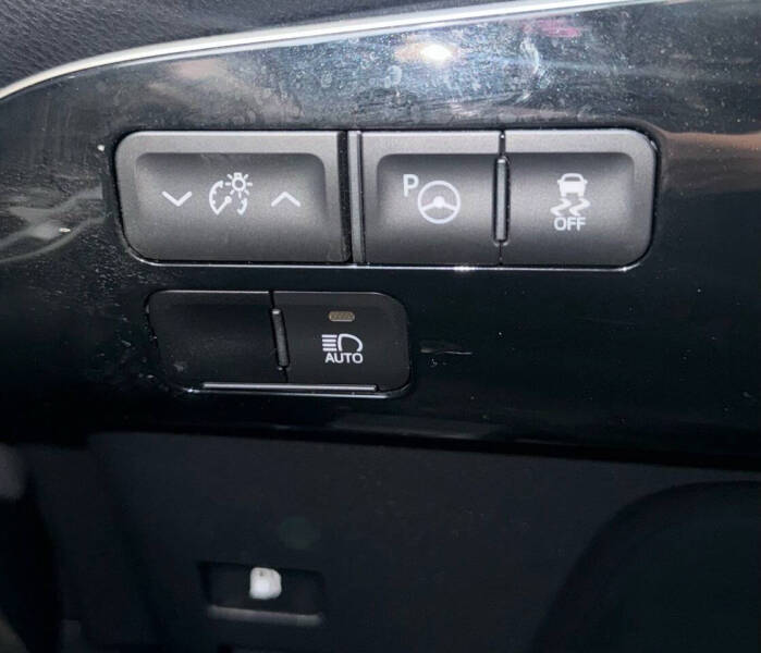 2022 Toyota Prius LE