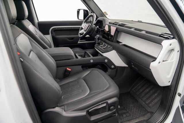2022 Land Rover Defender 31