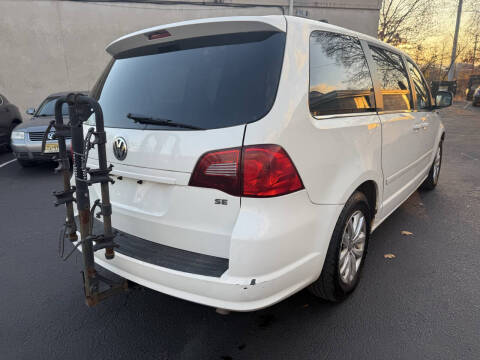 2012 Volkswagen Routan SE
