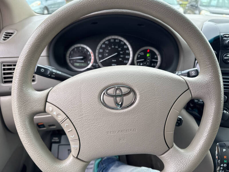 2005 Toyota Sienna LE 8 Passenger