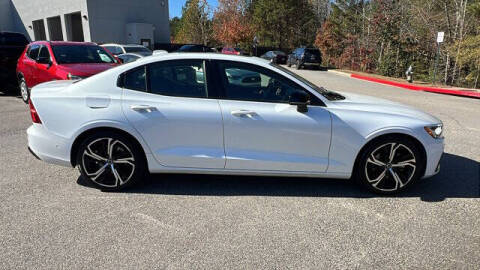 2024 Volvo S60 B5 Plus Dark Theme