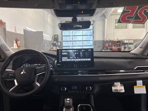 2025 Mitsubishi Outlander ES