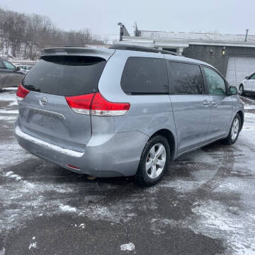 2013 Toyota Sienna LE 8-Passenger